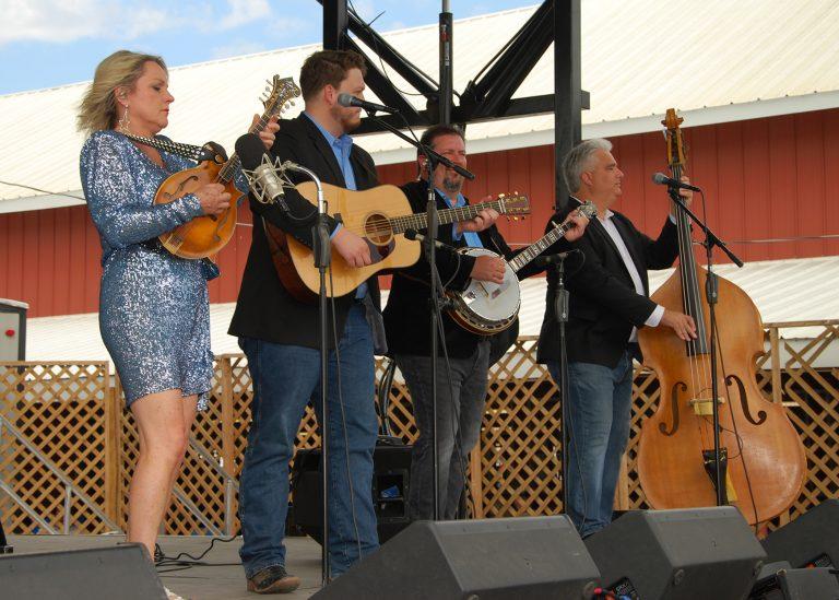 Rhonda Vincent & The Rage -RGB -7x5 -2100pX1500 -300dpi